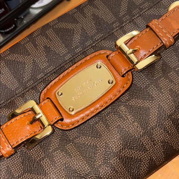 Michael Kors Hamilton Shoulder Bag - Picture 13 of 14